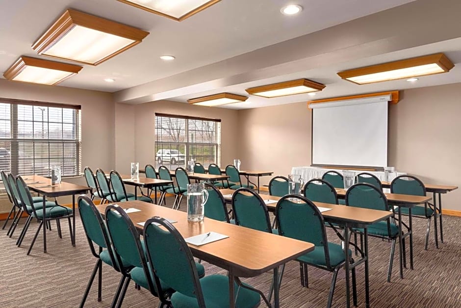 Country Inn & Suites by Radisson, Rochester South, MN