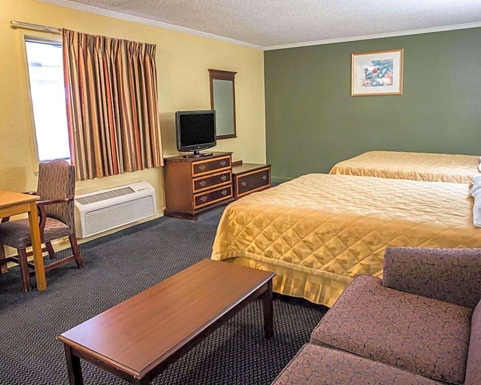 Rodeway Inn & Suites Plymouth Hwy 64