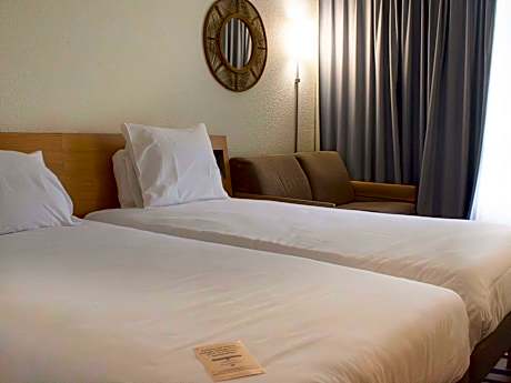 Classic Room with twin beds and 1 single sofa bed