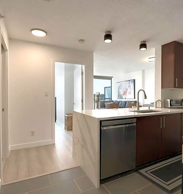 Luxary Condo Downtown Vancouver with free parking