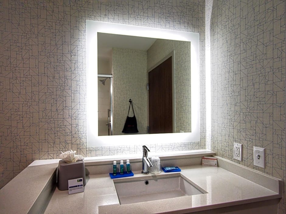 Holiday Inn Express & Suites Moore, an IHG Hotel
