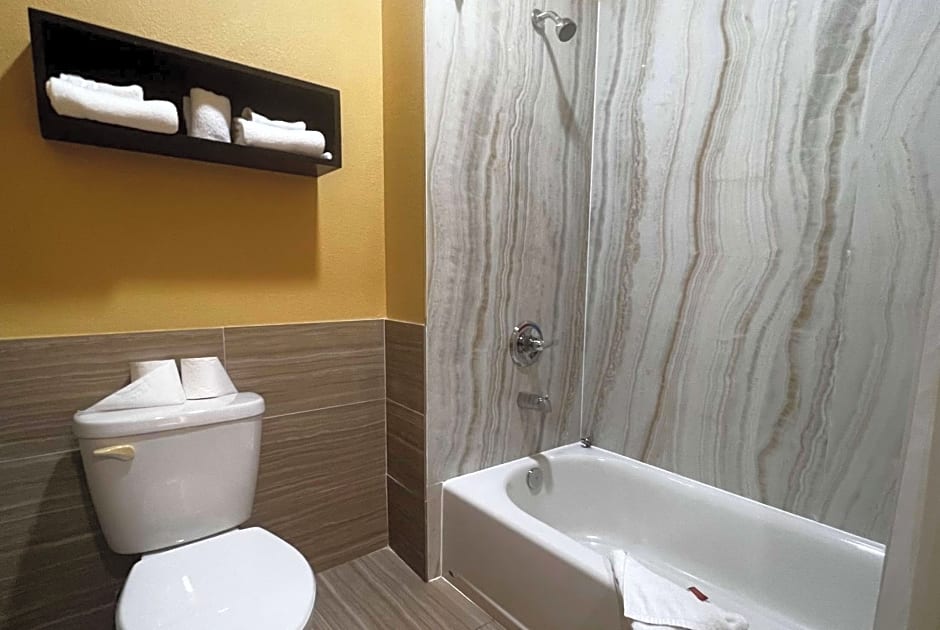 Super 8 by Wyndham Pasadena