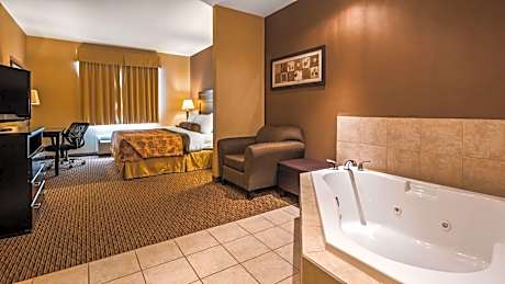King Suite with Spa Bath and Kitchen