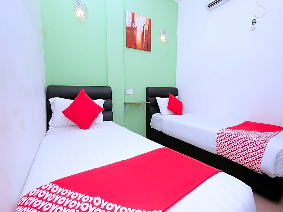 OYO 850 Gold Star Hotel