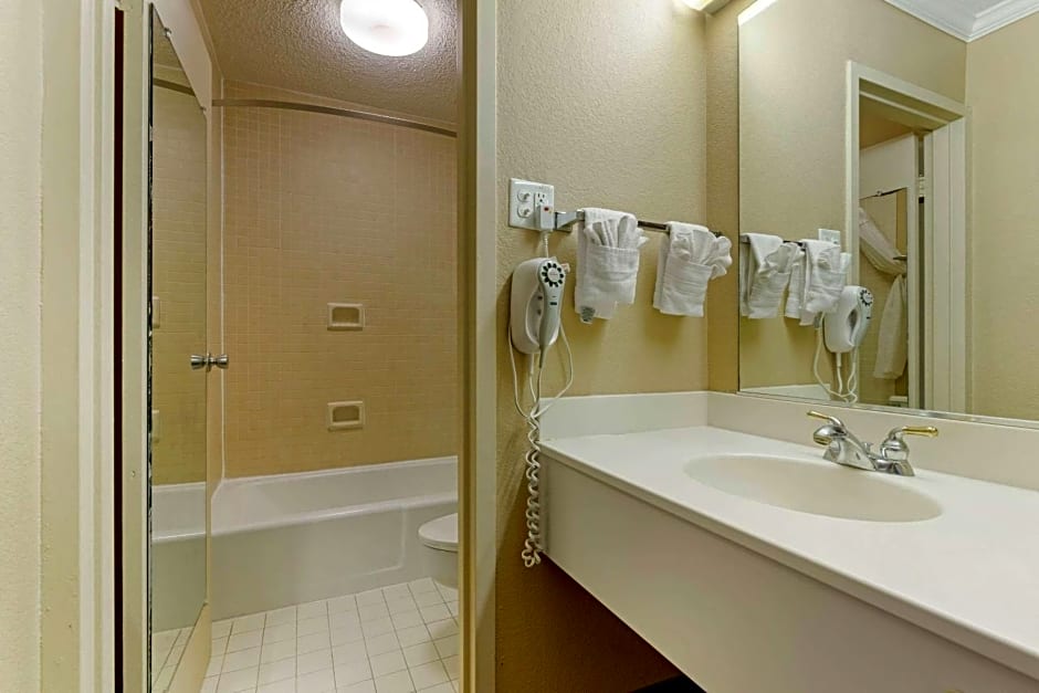 Econo Lodge Near Fort Stewart, Bar, Restaurant, Laundry Facility