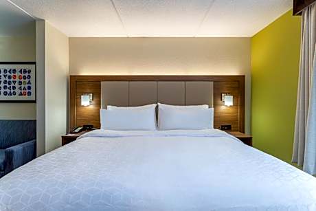 King Room - Hearing Accessible - Roll-in Shower