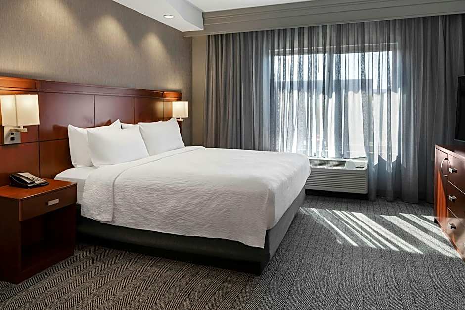 Courtyard by Marriott Long Beach Airport