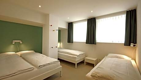 Basic Triple Room with Shared Bathroom