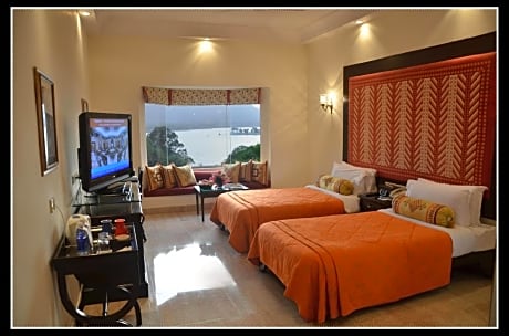 Deluxe Twin Room with Lake View - Enjoy 10% Discount F&B,SPA & Laundry
