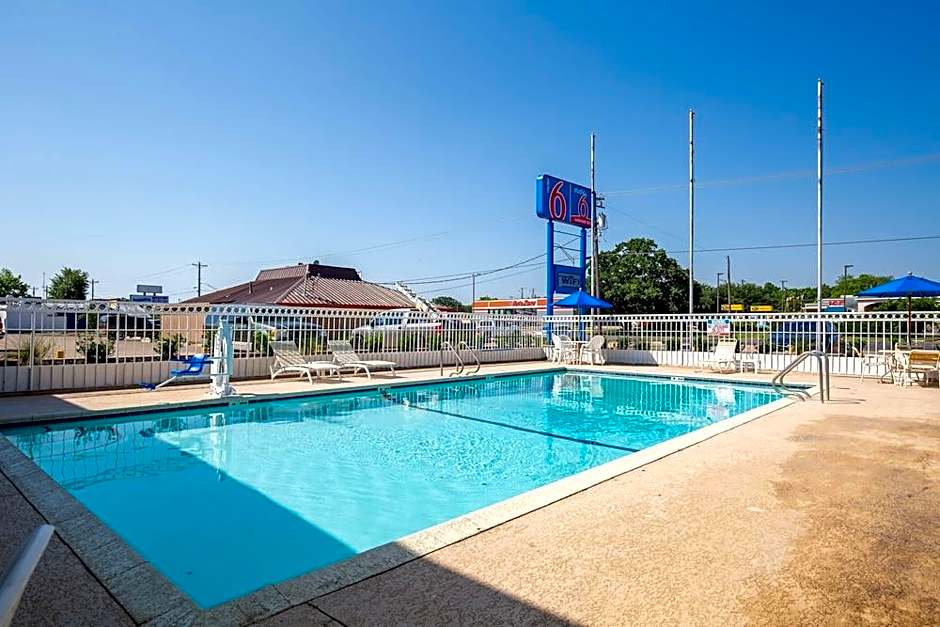 Motel 6-Bryan, TX - University Area
