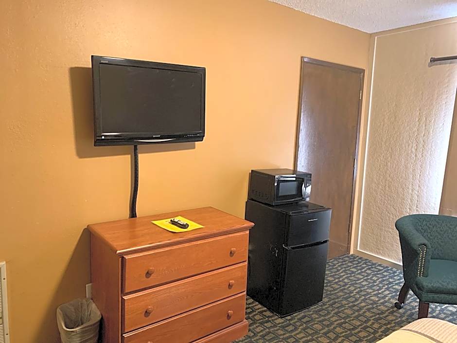 Townhouse Inn & Suites