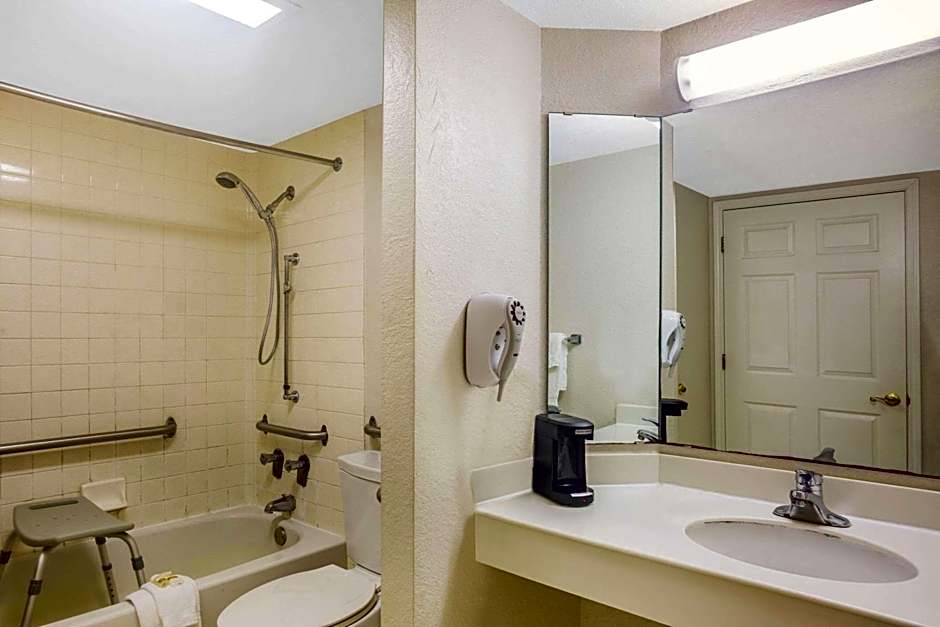 Super 8 by Wyndham Eagle Pass