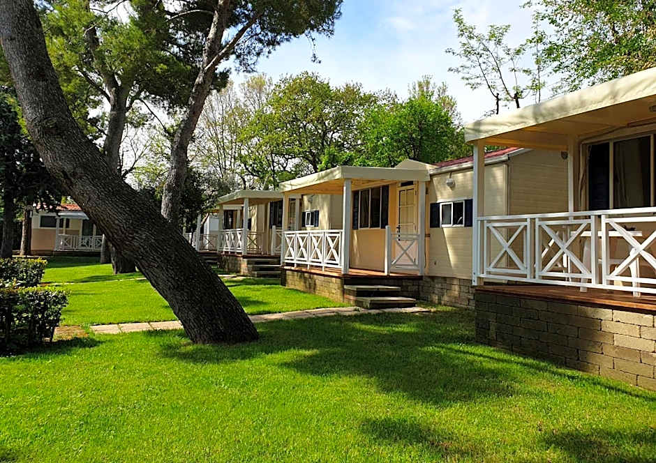 Green Garden Village con piscina, spiaggia riservata e parcheggio