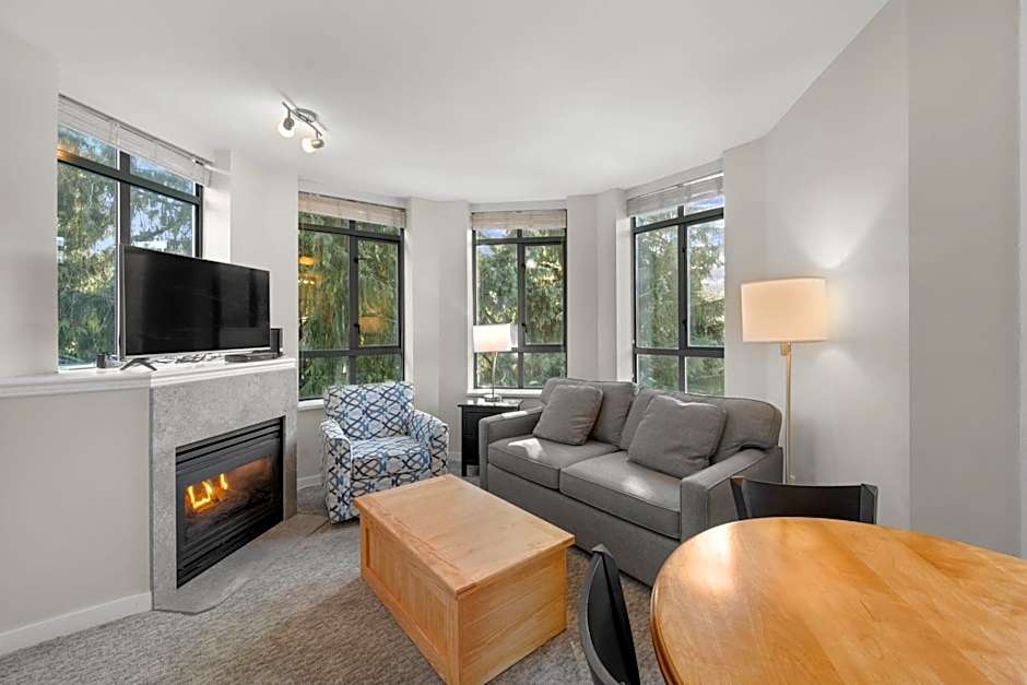 Alpenglow Lodge Two Bedroom Apartment with Private Hot Tub by MVA