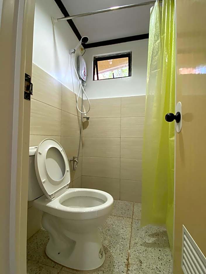 MiL's Hillside Tourist Inn