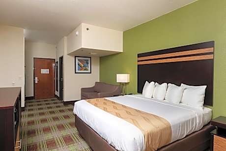 1 King Bed Suite - Non-Smoking