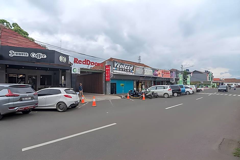 RedDoorz near Alun-Alun Garut