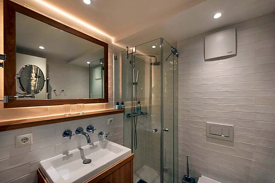 LOEV - VELA Hotels