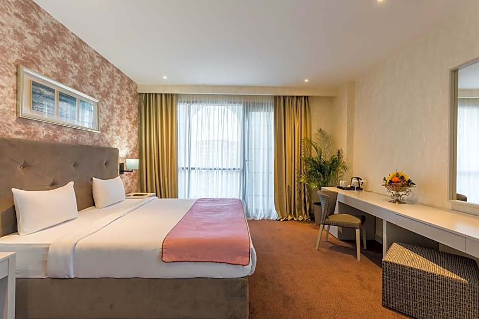 The Grand Gloria Hotel