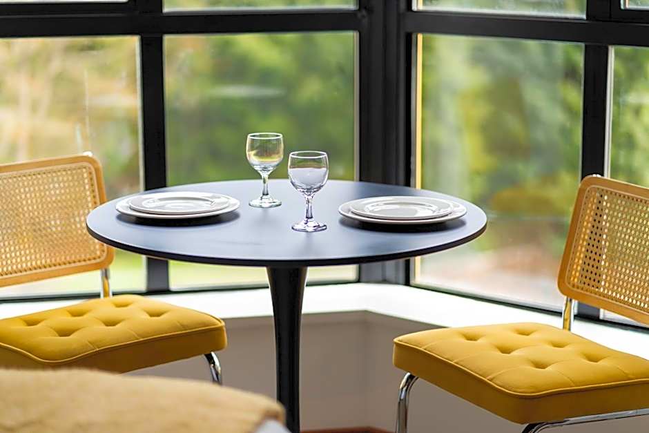 Mid Century Modern - Studio w Pool & Hot Tub