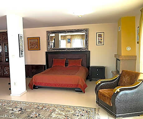 Deluxe Queen Studio