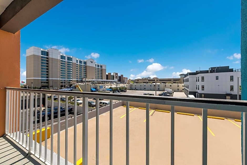 Red Roof PLUS & Suites Virginia Beach - Seaside