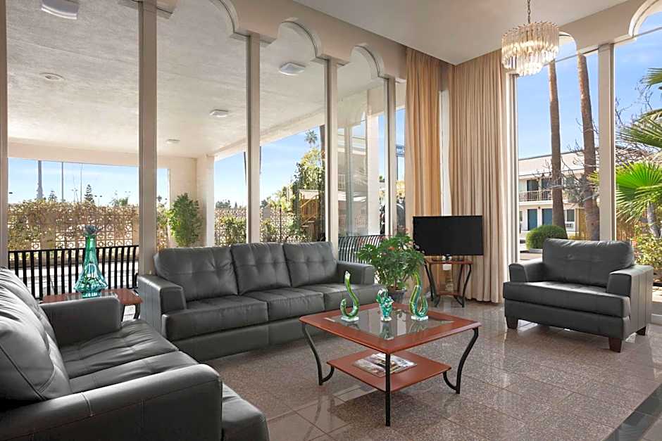 Travelodge by Wyndham Bakersfield