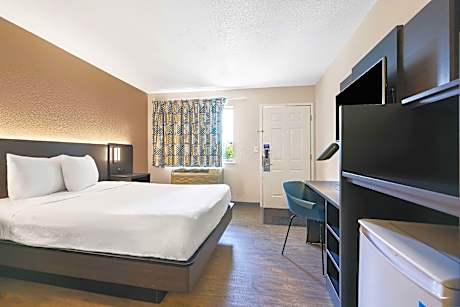 1 Queen Bed | Micfridge