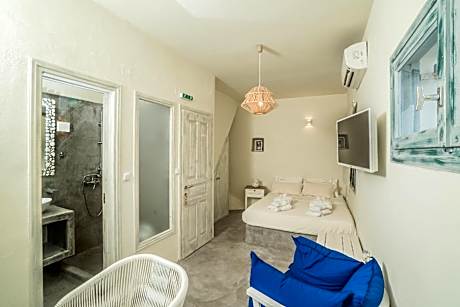 Studio with Outdoor Hot Tub and Caldera View