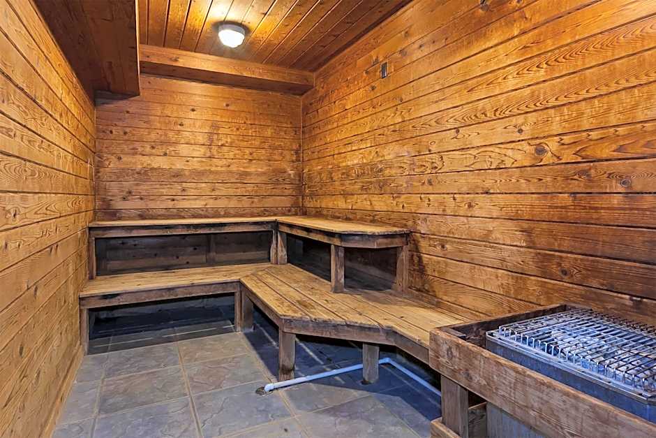 Holiday Inn Express & Suites Petoskey by IHG