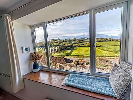 Charming Cottage with Stunning Views