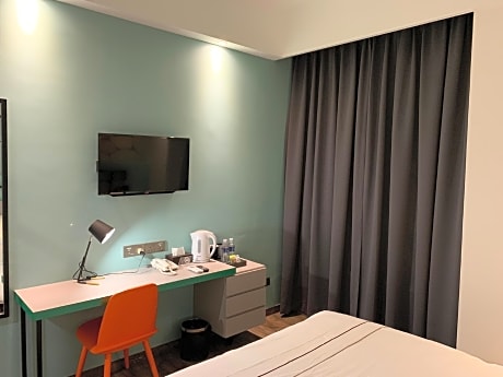 Deluxe King Room - Non-Smoking