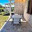 Casa Antia, nuovo bilocale con giardino in Residence con piscina