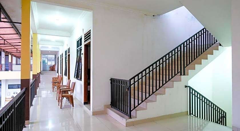 RedDoorz near Alun Alun Wonosobo