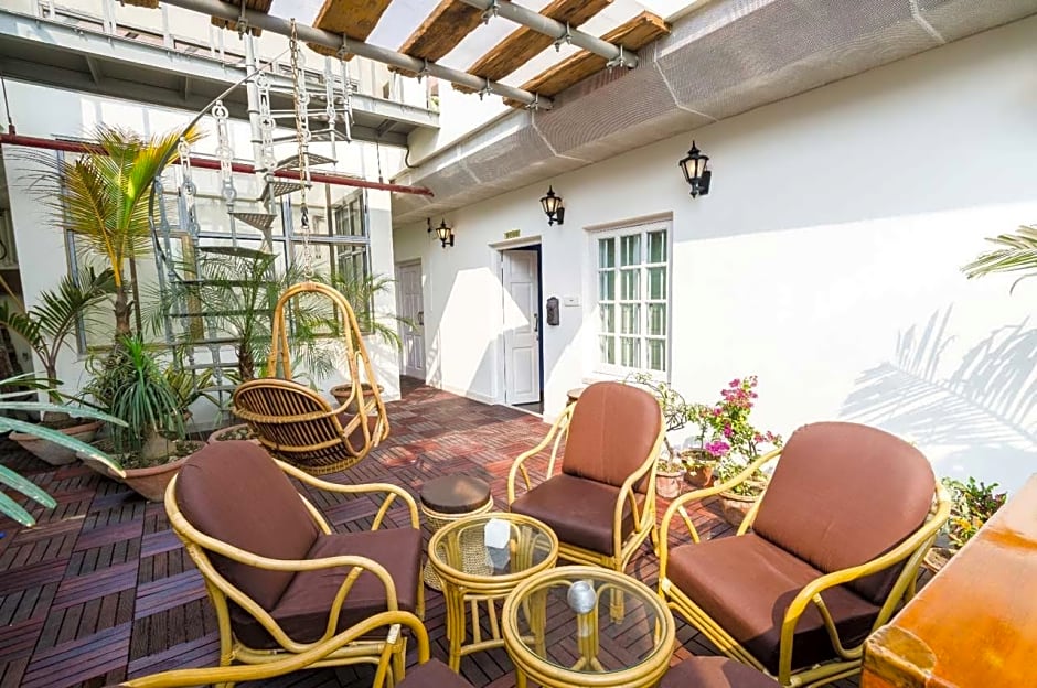 The Corner Courtyard – Calcutta, LA