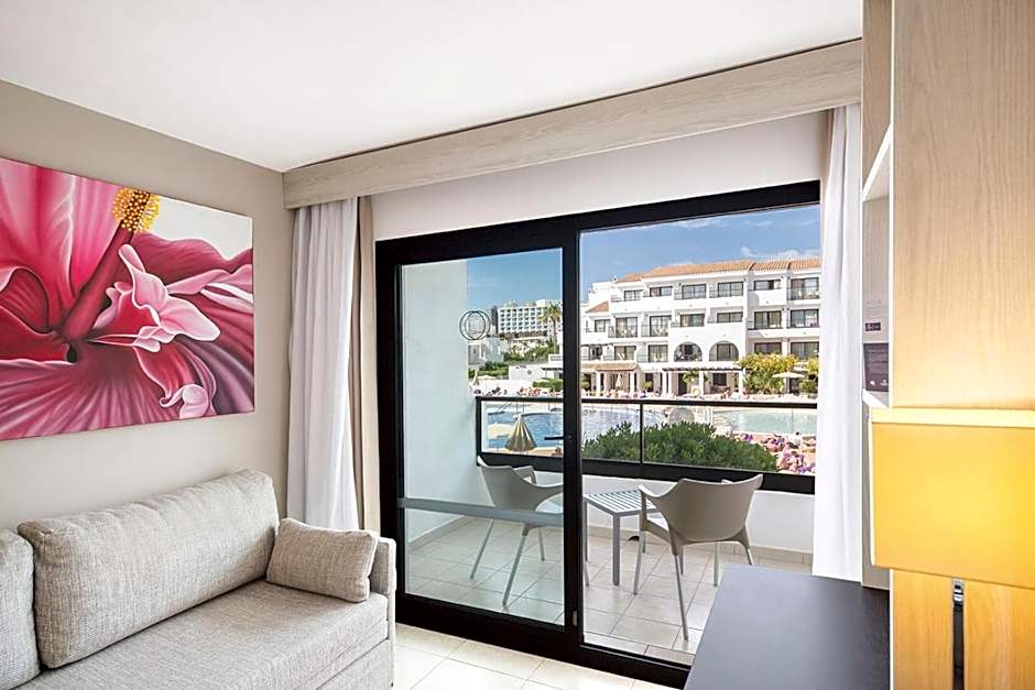 FERGUS Style Bahamas