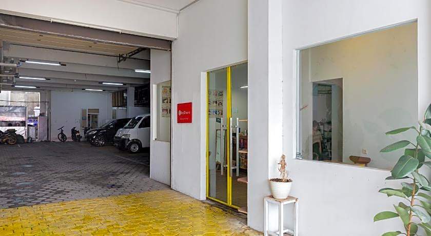 RedDoorz Plus Syariah near Mall Pondok Indah