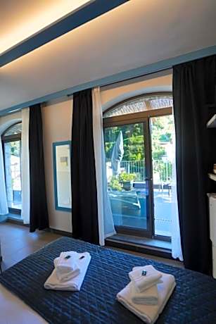 Deluxe Double Room with Balcony and Sea View