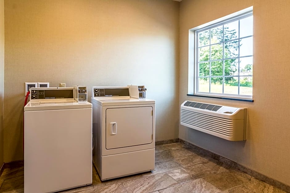 Cobblestone Hotel & Suites - Torrington