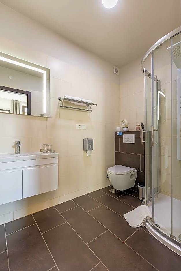 Leonis Restaurant & Rooms