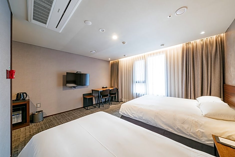 Hotel With City