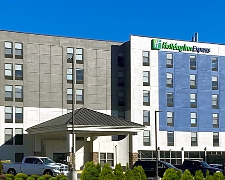 Holiday Inn Express & Suites Central Omaha, an IHG Hotel