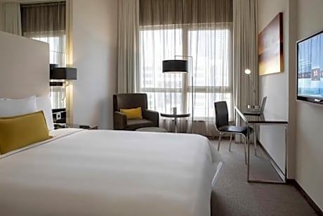 Centro Room – Queen Bed