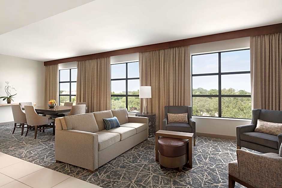 Embassy Suites By Hilton San Antonio Brooks Hotel - Spa