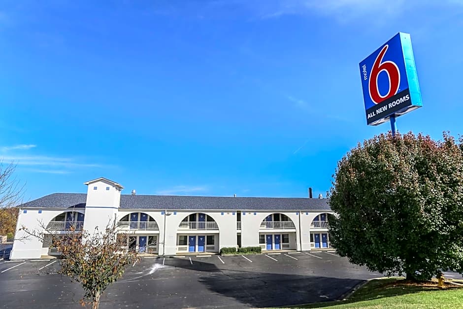 Motel 6-Dickson, TN
