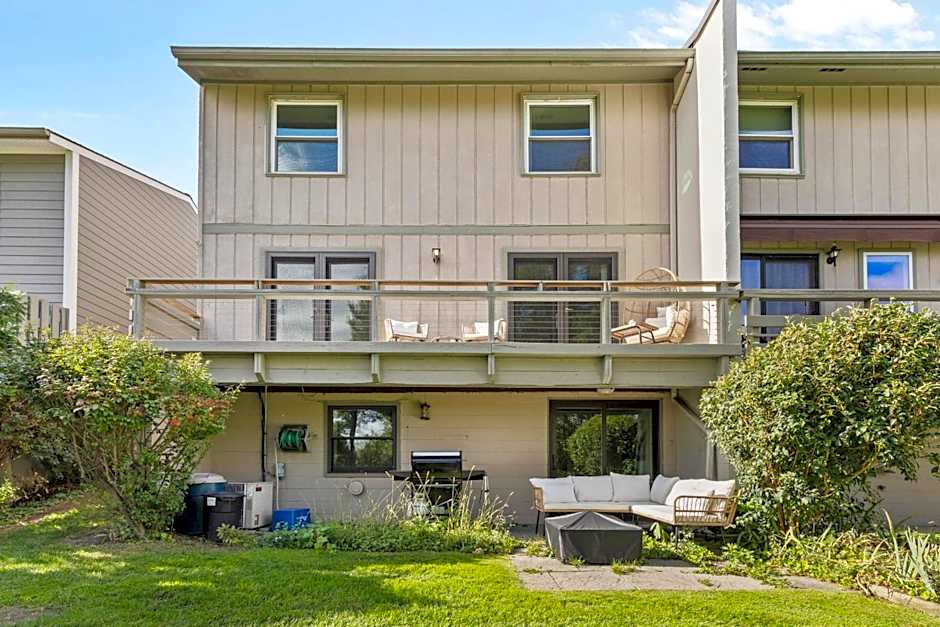 Canandaigua Lake Retreat with view and private beach access, foliage, hike, and Ski