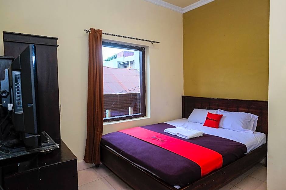 RedDoorz @ Hotel Rich Parepare near Pantai Mattirotasi