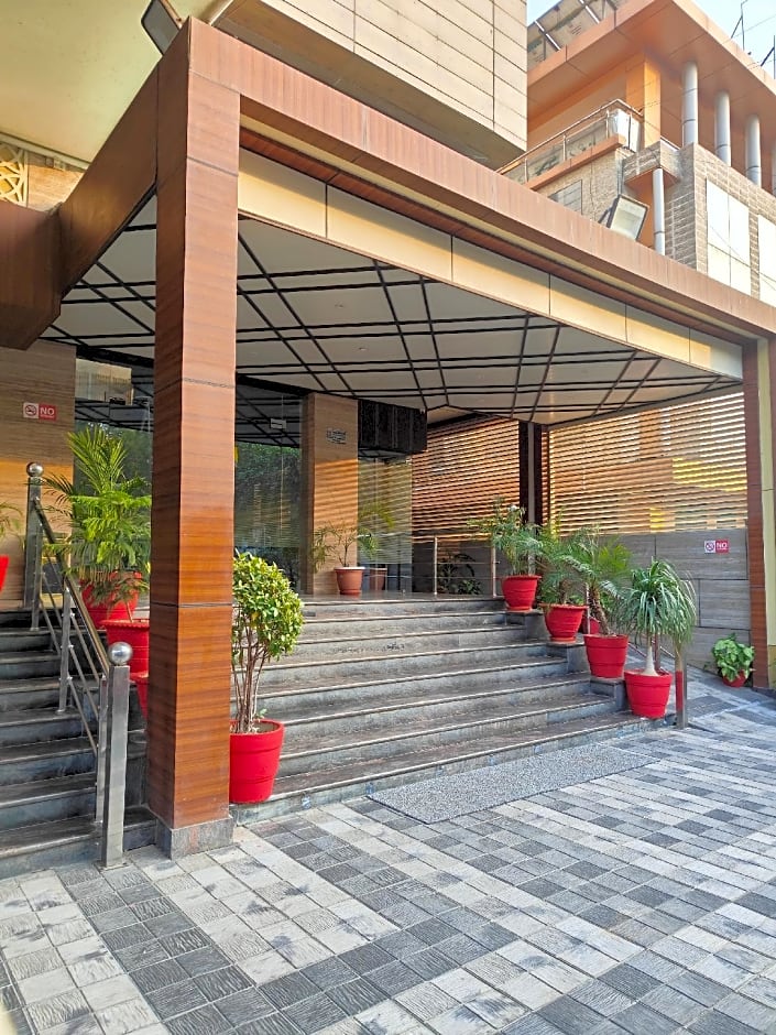 Pinnacle by Click Hotels, Lucknow