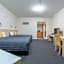 Mayfair Plaza Motel and Apartments