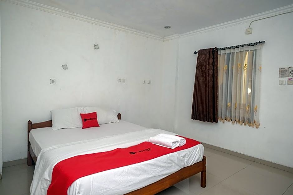 RedDoorz at H&W Hotel Solo